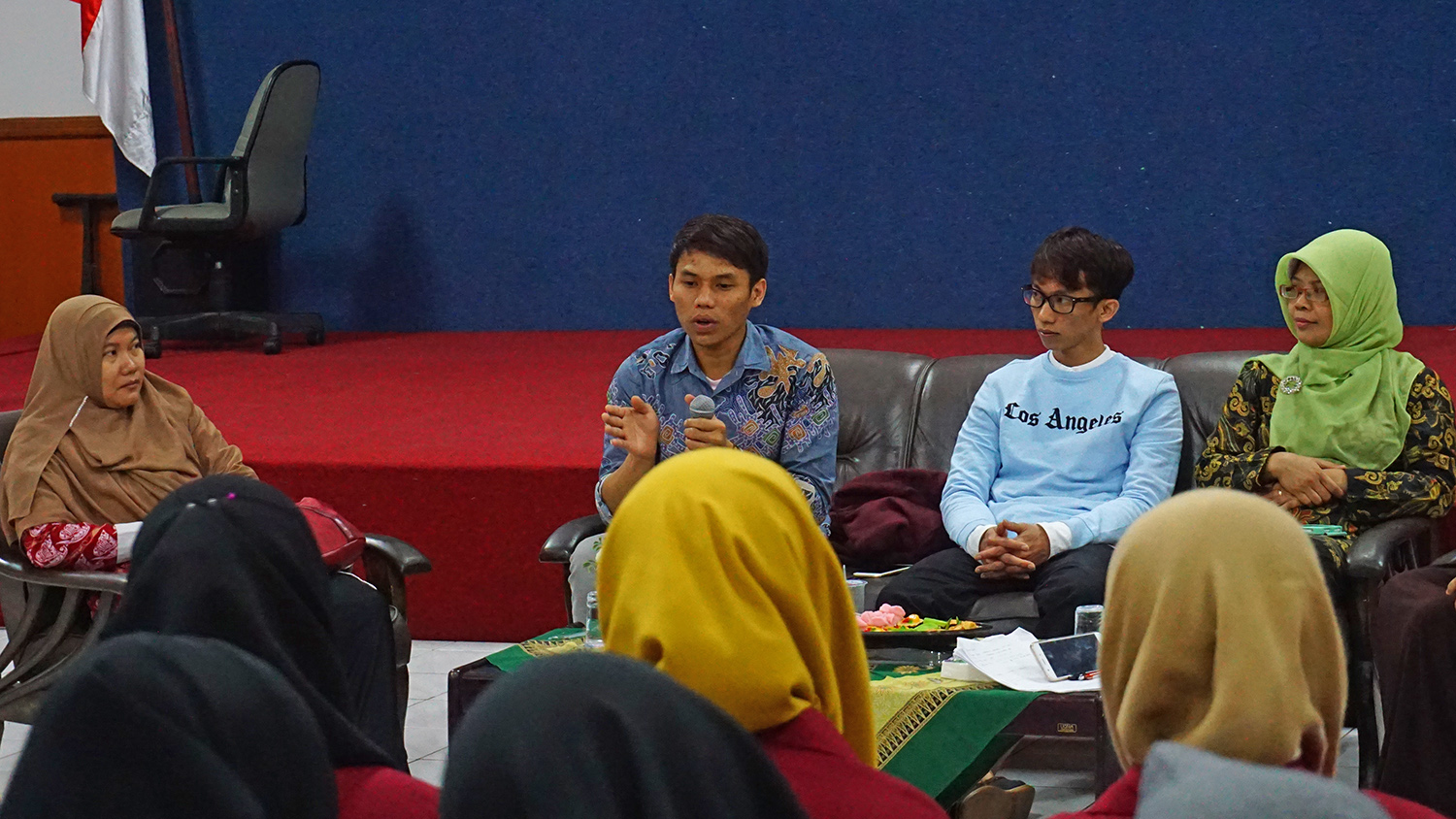 Sobaruddin Subekti (second left) and Muhammad Fattahu told their experiences of being professional